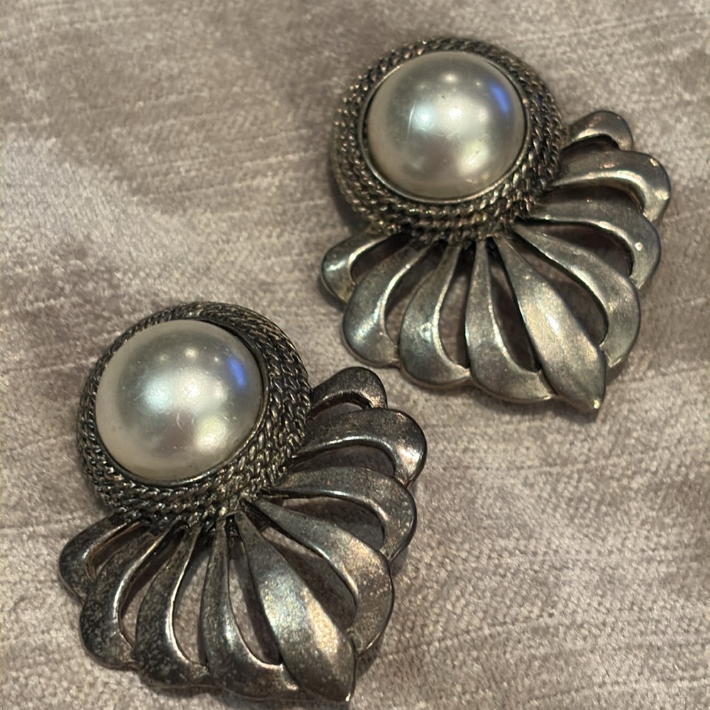 Vintage 1950’s Clip on Elegant Silver Pearl Earrings